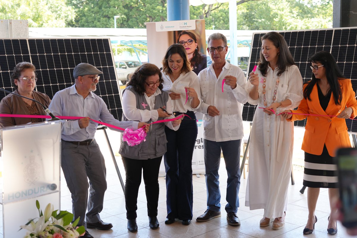 ciudadmujerhn's tweet photo. ✅Con el financiamiento de  @el_BID, Ciudad Mujer, inaguró hoy la instalación de dos sistemas fotovoltaicos con más de 600 paneles solares: 216 en el Centro Ciudad Mujer Choloma y 410 en el Centro Ciudad Mujer San Pedro Sula.

#XiomaraCumple #esteeselsiglodelasmujeres https://t.co/T9euOyuMKW