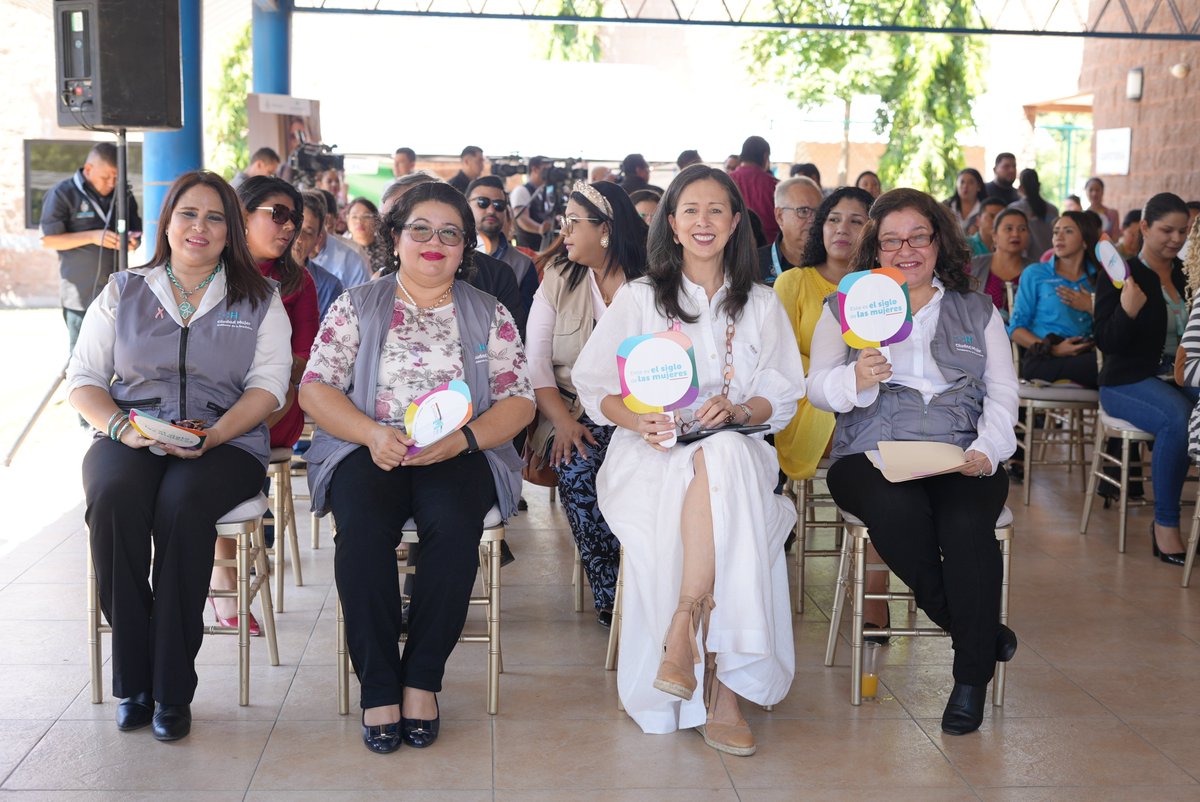 ciudadmujerhn's tweet photo. ✅Con el financiamiento de  @el_BID, Ciudad Mujer, inaguró hoy la instalación de dos sistemas fotovoltaicos con más de 600 paneles solares: 216 en el Centro Ciudad Mujer Choloma y 410 en el Centro Ciudad Mujer San Pedro Sula.

#XiomaraCumple #esteeselsiglodelasmujeres https://t.co/T9euOyuMKW