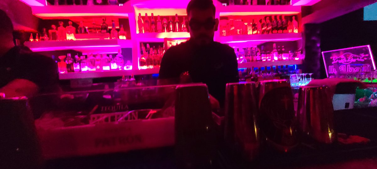 14ymedio's tweet photo. La otra #cara de #Cuba: #lujo, #drogas, #alcoholes caros para la 'gente bien' https://t.co/PGqBnPiu1O 

👉🏼¿Cuál es el secreto del bar Mío y Tuyo? ¿Qué garantiza su abastecimiento en medio de la crisis económica? ¿Quién protege a su dueño, Elio Ahumada? https://t.co/icgWsZVMUi