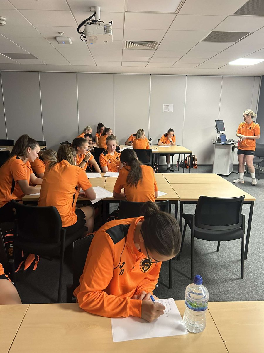 PontyUnitedW's tweet photo. On World Mental Health Day we continue to strive to ensure the mental health and wellbeing of our whole club and community.

Big thank you to @S_Hindmarsh_ for delivering a talk on “Mental Health is a Universal right”🐉❤️ #OneClub https://t.co/DVtujkbUZK