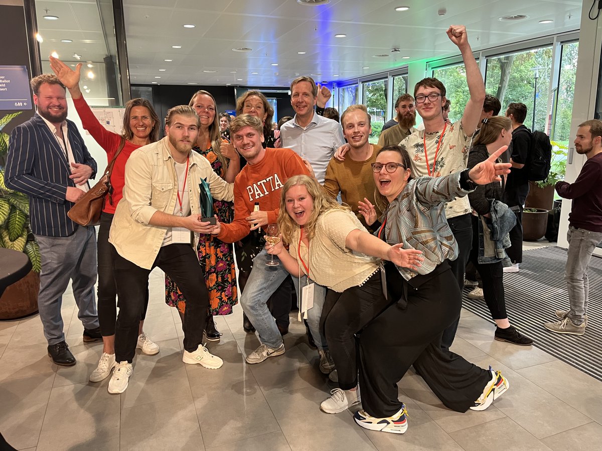 Gewonnen! Tijdens #SustainableCityChallenge werkten Utrechtse studenten aan oplossingen voor #GezondStedelijkLeven. Het winnende team ontwikkelde LIV. Cartesius voor community spaces en won ook de publieksprijs. De prijzen werden overhandigd door burgemeester #SharonDijksma.