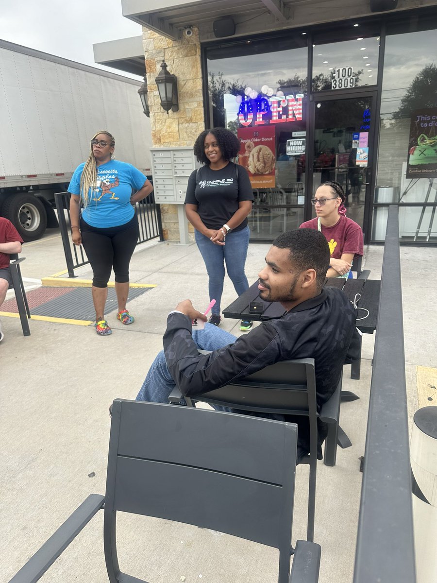 MzDeHar's tweet photo. Interview questions can be hard 🤨to answer, but these young adults did great 😊 practicing today while enjoying some deliciousness 🍦 Hiring success coming soon thanks to @MrsPhaeB… @HumbleISD_CAM @HumbleISD @MarcusAllen1977 https://t.co/CvcSSRXCVZ