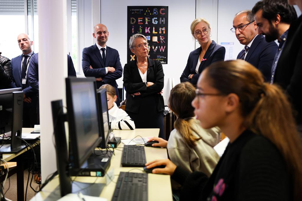 jnbarrot's tweet photo. Le passeport numérique était l'une des mesures du plan du Gouvernement contre le harcèlement : il est d'ores et déjà mis en place. Avec @Elisabeth_Borne et @CharlotteCaubel à la rencontre des collégiens de Magny-les-Hameaux qui sont sensibilisés dès la 6e au cyberharcèlement. https://t.co/NUGX9jN3aV