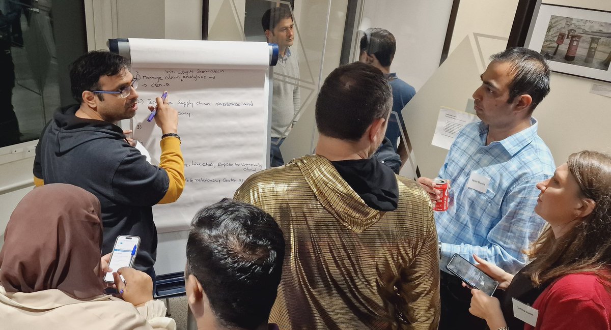 OnThePeiroll's tweet image. Working an interactive exercise looking at how we&apos;d solve problems using an Industry Cloud.

This is team #3 with @EvaldasZaranka working on Automotive Cloud. @scolliverius hidden behind that Big Golden Hoodie dude I wonder who that is 🤭

#LDNArcs with @bearingpoint