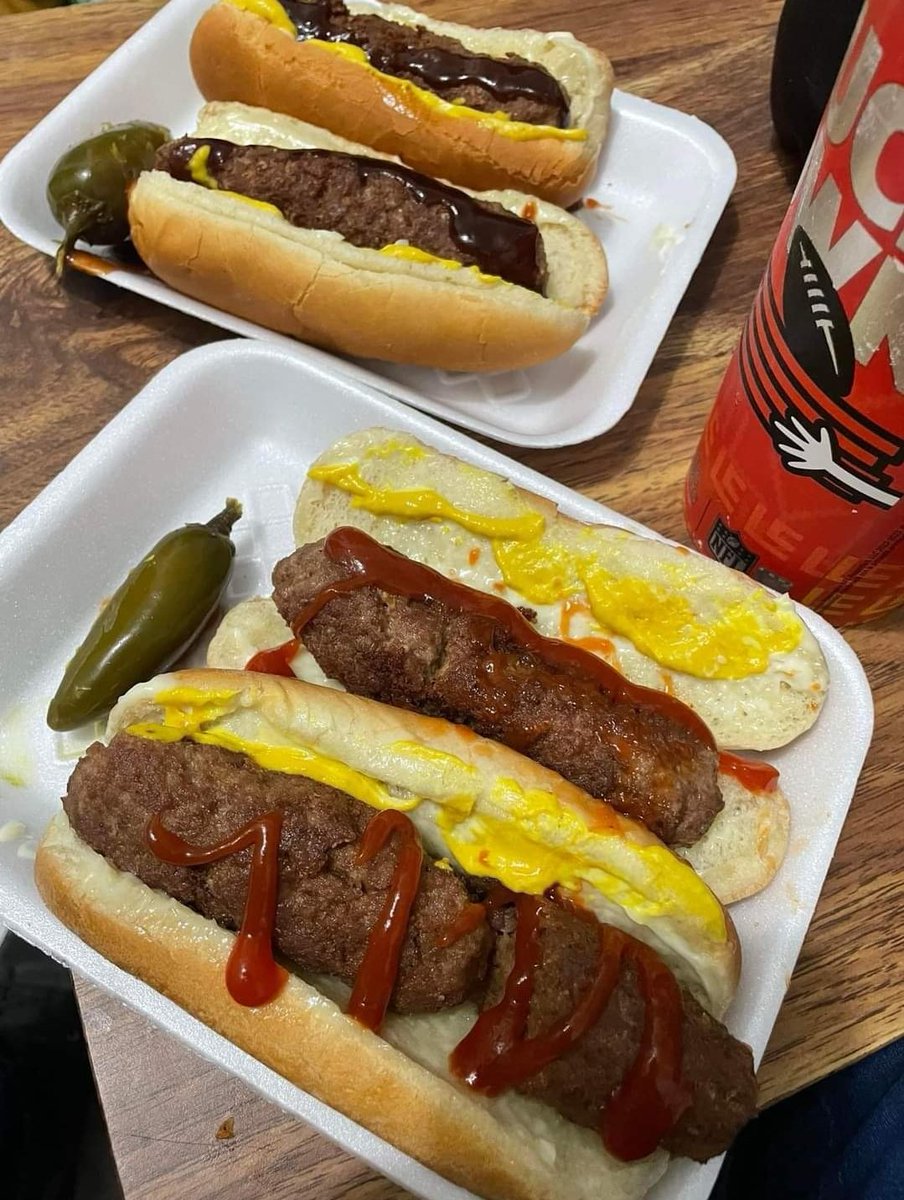 EatinErni tweet media