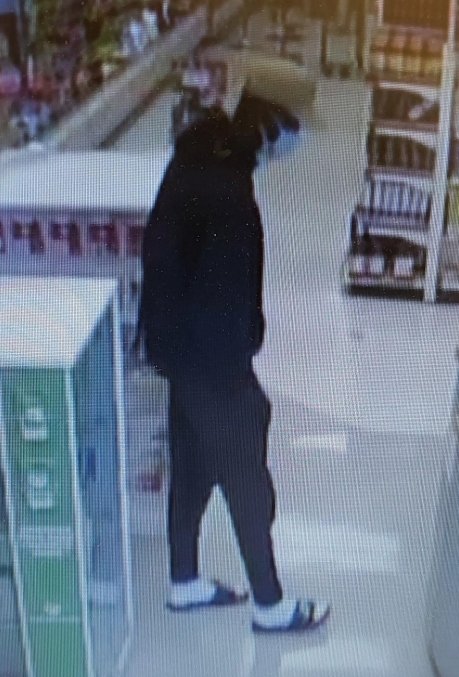 #OxfordOPP is investigating a theft from a business on Thames St., <a href="/TownIngersoll/">Town of Ingersoll</a> on Oct 5th at approx 10:15am. A quantity of video games and electronics were removed. If you have any info or recognize this person, call #OPP 1-888-310-1122 or <a href="/CrimeStoppersOC/">Crime Stoppers Oxford</a>
1-800-222-8477^pc