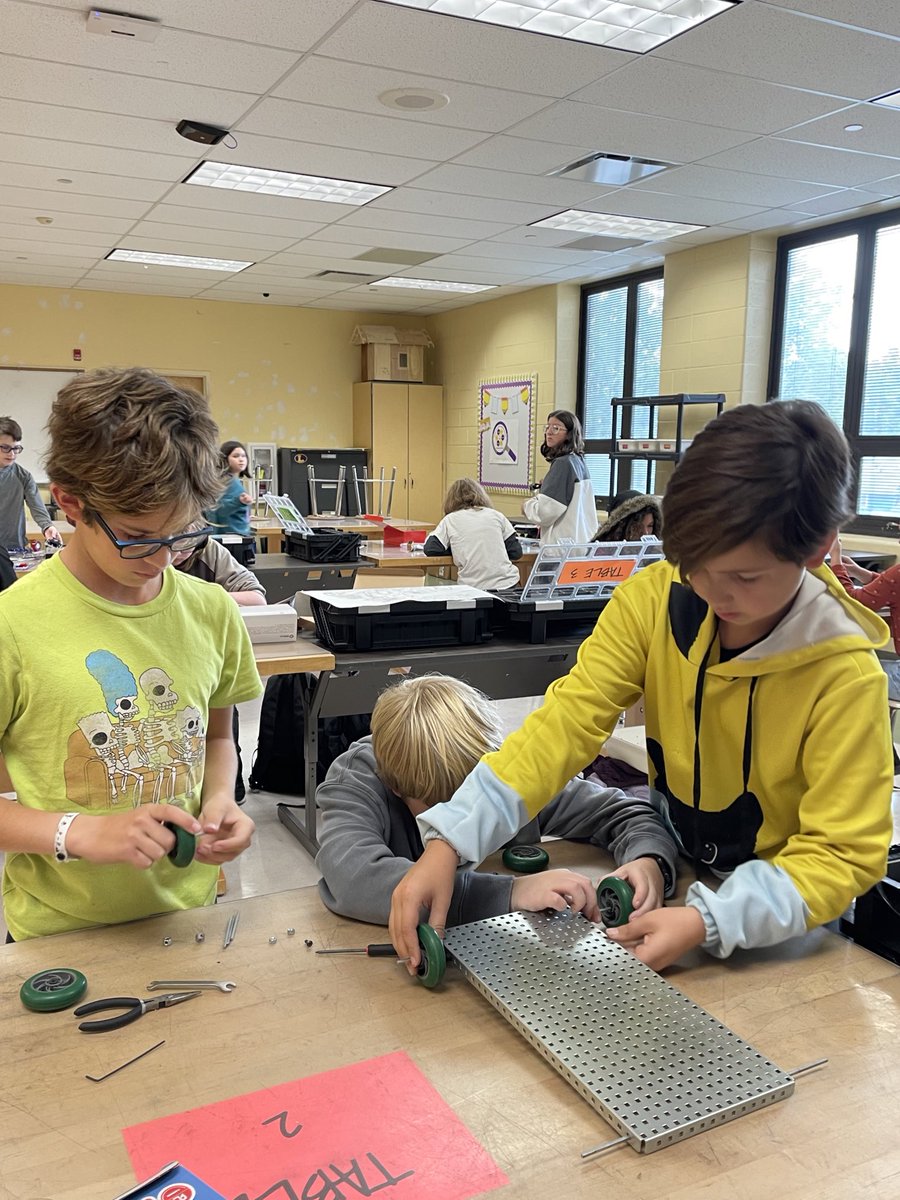 HardingSTEM's tweet photo. At today's STEM Club meeting, @LkwdHarding students explored snap circuits, clawbots, and VEX building materials. Stay tuned for their final products! https://t.co/NCxZ6F83M8