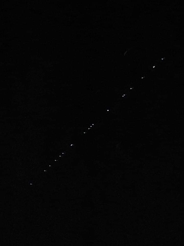 Dacht eerst dat de kerstman over vloog over yerseke maar nu blijkt het gewoon Starlink-satellieten van Elon Musk te zijn 😍