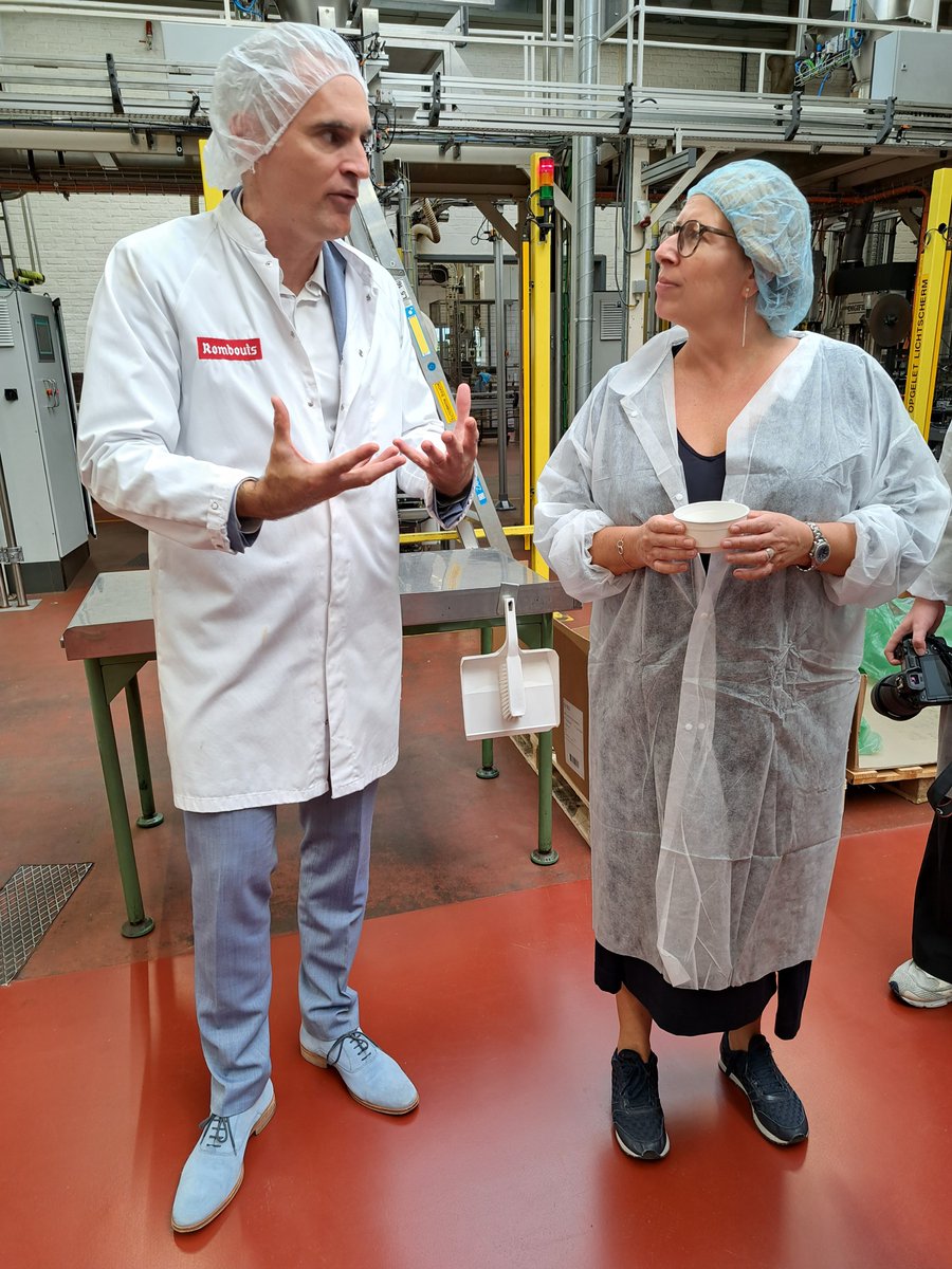 JorisTotte's tweet photo. Bezoek van minister @carogennez aan Rombouts Koffie. ☕ ter gelegenheid van de #weekvandefairtrade. CEO Xavier Rombouts verwoordde het treffend: "#fairtrade gaat niet over liefdadigheid, het gaat over kwaliteit". Fantastisch voorbeeld van #duurzameketenzorg https://t.co/pZMI2R06EH