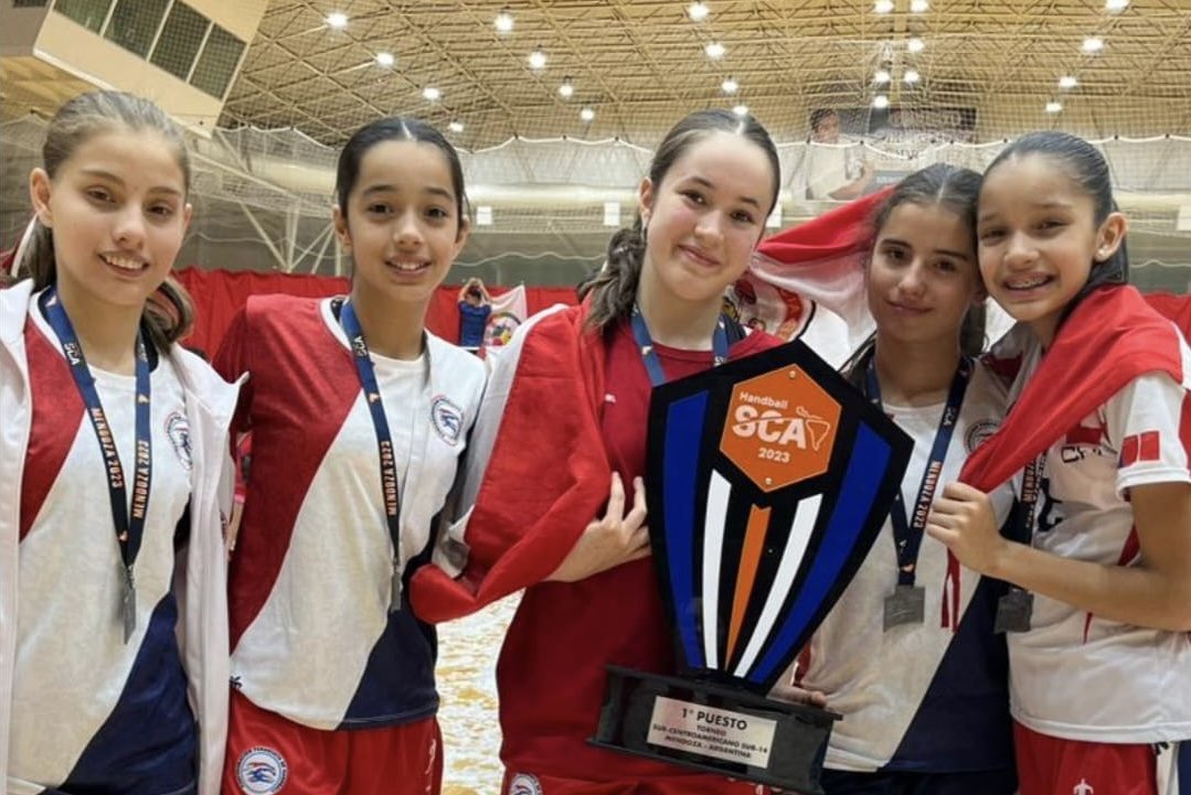 CerroHandball's tweet photo. #HandballCCP | El plantel también contó con la presencia de Alejandra Cáceres, Annabella Servin, Veronica Fanego y Sofía Barboza, jugadoras pertenecientes a las filas de Cerro Porteño 🤾‍♀️🇵🇾

¡Felicidades, chicas! 👏💙❤️ (2/2) https://t.co/BKpB4bbwlj