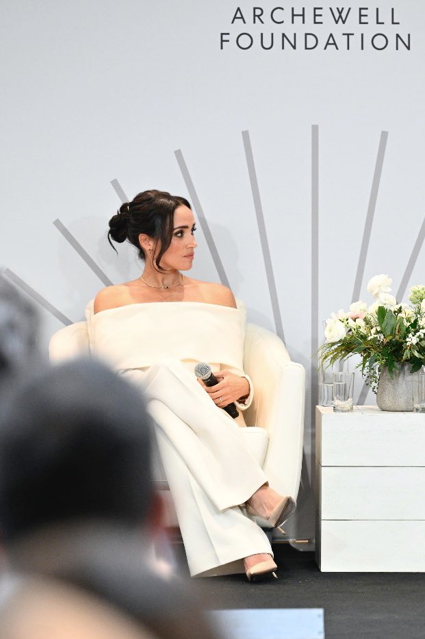 TvKhaleesi's tweet photo. I can’t get over how stunning Meghan Markle looks today like damn mama🔥 https://t.co/KF4eKpYadT