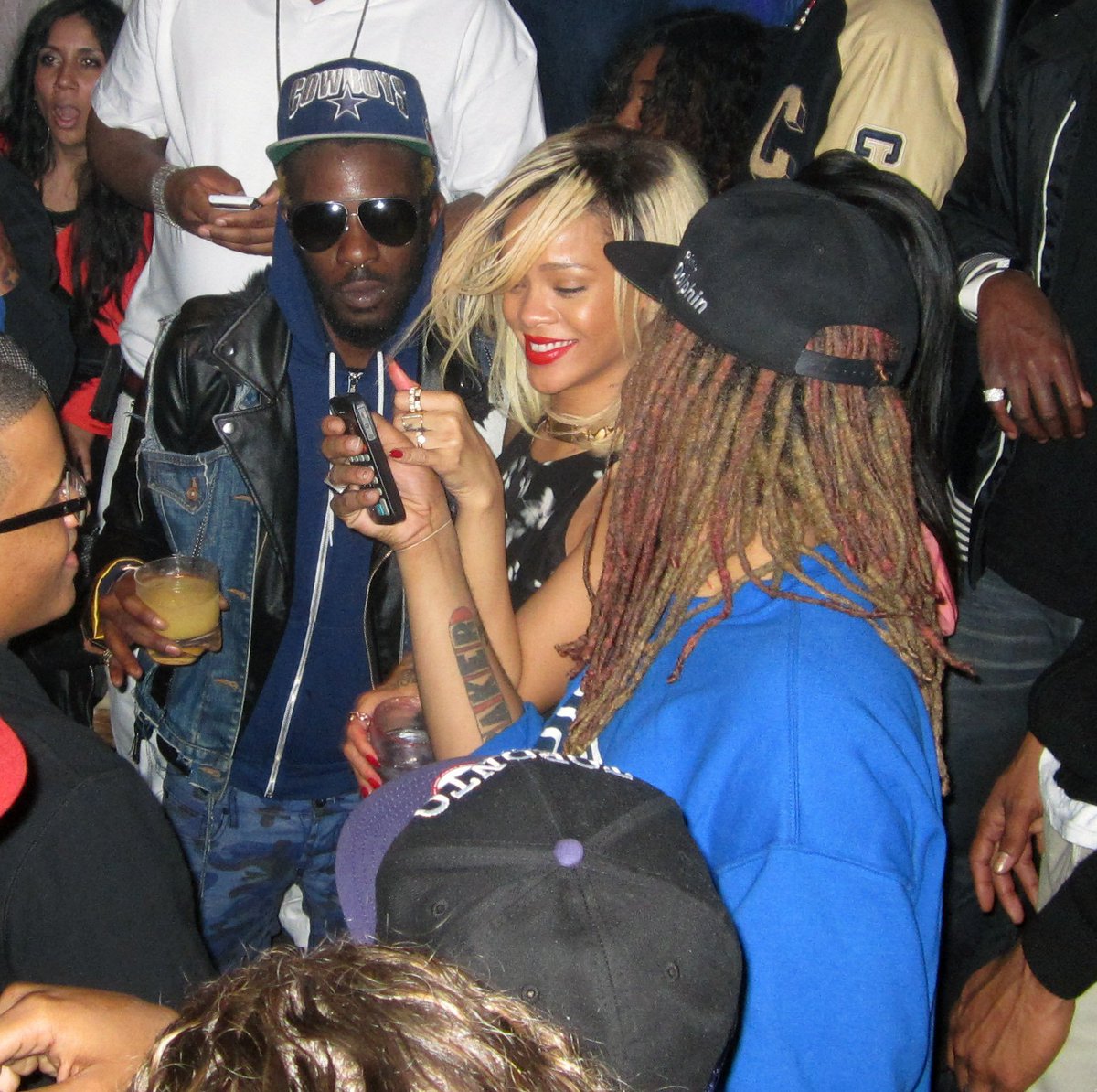 RIHWIND1's tweet photo. March 19, 2012: Rihanna at Colony nightclub. https://t.co/6qDBMOa0rE