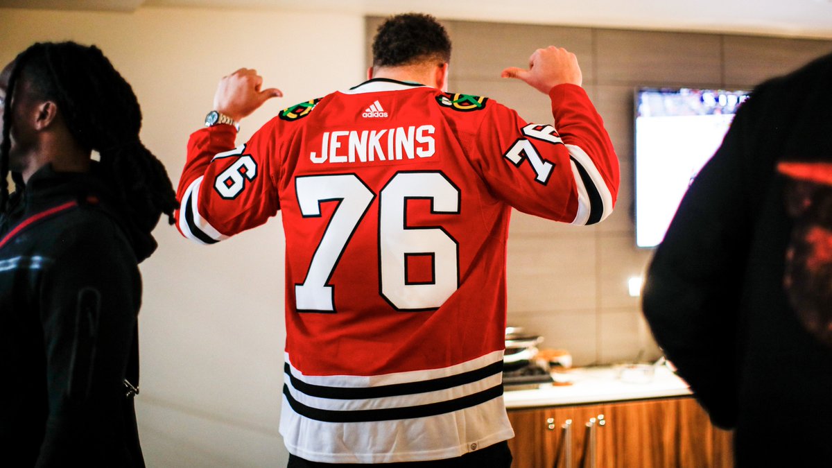 ChicagoBears's tweet photo. Let's do that hockey 🏒

Good luck this season, @NHLBlackhawks! https://t.co/fypVz5fxig