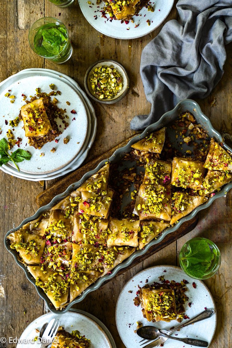 ethivegan's tweet photo. Almonds and Walnut caramelised between pastry sheets with earthy cinnamon, cloves and nutmeg, and topped with crushed pistachios; Vegan Baklava https://t.co/pAfNgTb0nh 
#dessertporn #foodie #veganfoodie #veganblogger #vegan #veganfoodporn #foodporn #veganchef #chef #chefs #food https://t.co/LgO2vohTmu