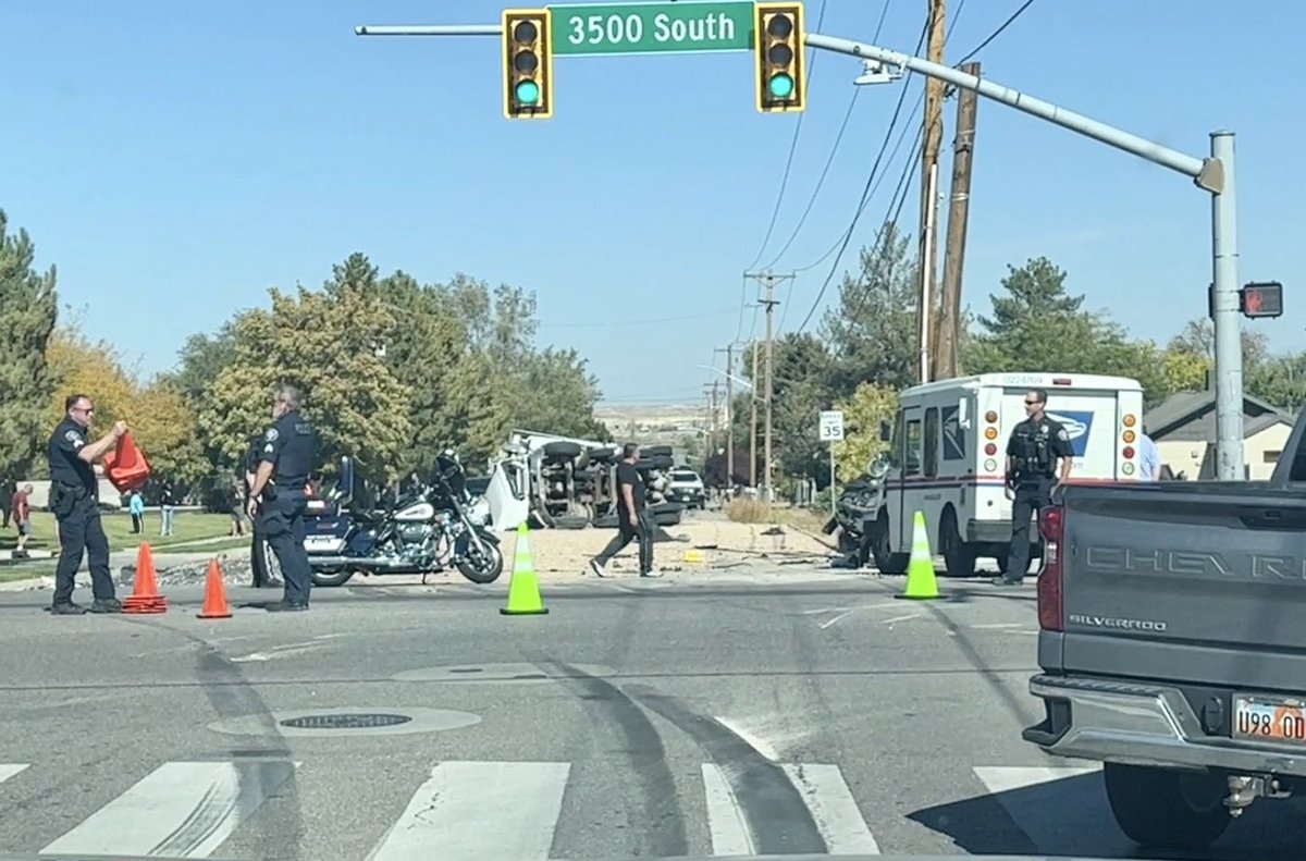 SLCScanner's tweet image. #Rollover #WVC 3500 S 6400 W. Just after 12pm #WVCPD responded on a crash. On arrival a semi truck rolled and a car crashed into a pole. Unknown on extent of injuries. 📸: @thetechdork