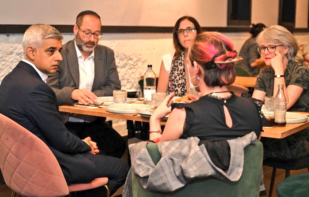 Good to spend this evening here in Golders Green - including breaking bread with the Jewish community here at Darna.

The last few days have been deeply distressing - and my prayers are with everyone who has been affected.

It's so important Londoners come together and unite.