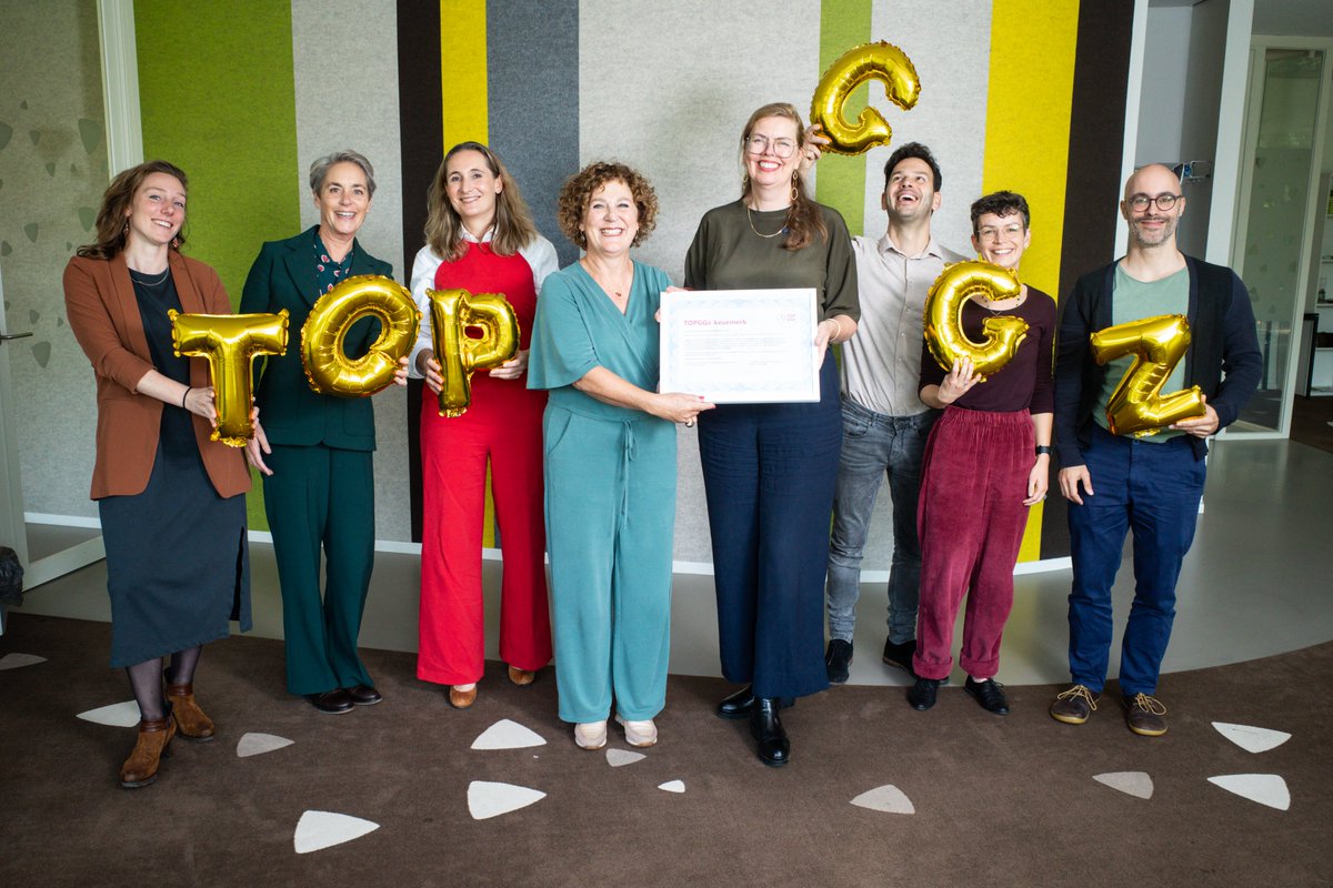 TOPGGz (@topggz) on Twitter photo Vandaag ontving <a href="/HDI_nl/">Helen Dowling Instituut</a> het #TOPGGz-keurmerk uit handen van <a href="/ESGMogendorff/">Ellen Mogendorff</a>. <a href="/martinekatalin/">Martine van der Goot</a> nam het keurmerk in ontvangst: āBlij met en #trots op de prachtige erkenning van het werk wat wij met veel passie doen voor mensen die getroffen zijn door kanker." bit.ly/48YL4tQ Vandaag ontving <a href="/HDI_nl/">Helen Dowling Instituut</a> het #TOPGGz-keurmerk uit handen van <a href="/ESGMogendorff/">Ellen Mogendorff</a>. <a href="/martinekatalin/">Martine van der Goot</a> nam het keurmerk in ontvangst: āBlij met en #trots op de prachtige erkenning van het werk wat wij met veel passie doen voor mensen die getroffen zijn door kanker." bit.ly/48YL4tQ