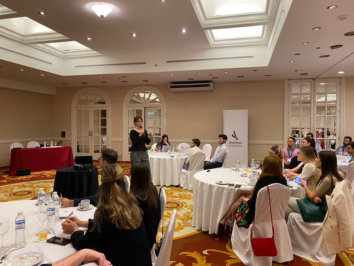 AmChamArgentina's tweet photo. ¿Cómo convertirte en un gran líder del futuro? 💪
Hoy, el equipo de #NetworkJoven participó en una charla a cargo de @marrdemares (Talent & Growth Development Manager de @paisanxs).
Le damos las gracias a Mar por compartirnos herramientas y estrategias sobre liderazgo. Y a los +50 jóvenes que asistieron a la jornada✨