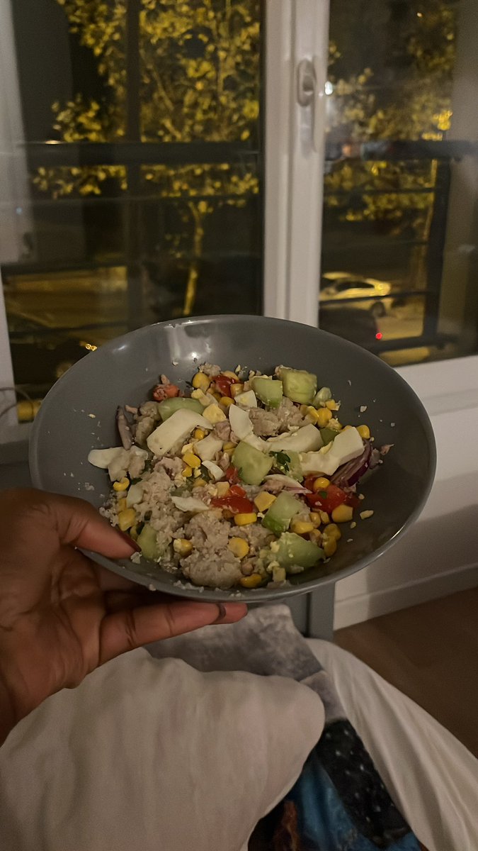 J’ai fait une salade à base de fonio, maïs, tomate cerise, concombre, oignons rouge, thon, œuf dur et persil. Première fois je teste le fonio dans une salade. 
La sauce salade à base de sirop d’agave sur les reco de @ifelaye_ .
Bref 🔥 #glutenfree #lactosefree