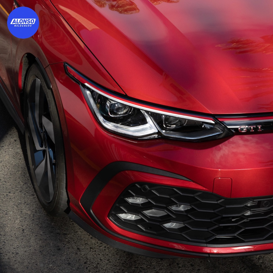 Lonso0's tweet photo. 🙀 Pre-venta del #GTI que taaaaaanto estaban pidiendo en redes 👇🏻🇲🇽

👉🏻 Desde hace tiempo #VW anunció el regreso del modelo a México, incluso estuvo presente en un evento de la marca y esa espera ya llego a su fin, porque la pre-venta comenzará este 9 de noviembre.

💡 De serie tendrá una parrilla iluminada, faros LED-Matrix, techo panorámico, calaveras LED dinámicas, rines de aluminio pulido de 18“ entre otros. Por dentro los clientes encontrarán una pantalla de 10" con sonido Harman Kardon, además del VW Digital Cockpit.

👁️ Pero lo más importante, estará disponible con el ya tradicional y conocido 4 cilindros 2.0 de 241 HP y 370 NM de torque, con transmisión DSG de 7 cambios y con tecnología Shift-by-wire.

💺 La seguridad incluye 7 bolsas de aire, algunas asistencias ADAS como cámara trasera, sensores de estacionamiento delanteros y traseros, detector de cansancio, control de velocidad crucero adaptativo y asistente de colisión frontal de frenado.

➡️ El apartado se realizará a través de Open Pay de BBVA con $20,000 pesos, el precio será de $799,990 pesos. ⬅️

@Volkswagen_MX