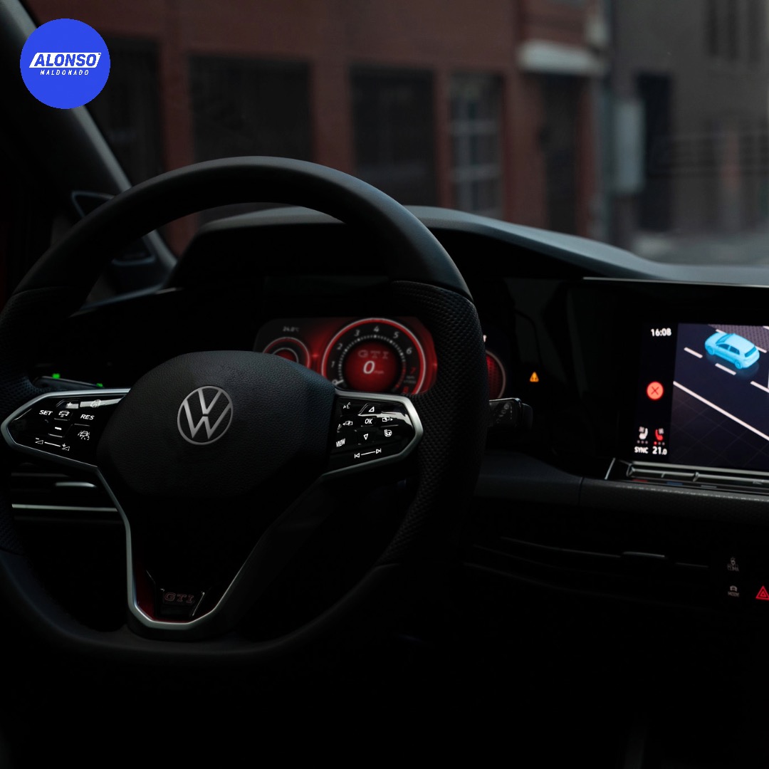 Lonso0's tweet photo. 🙀 Pre-venta del #GTI que taaaaaanto estaban pidiendo en redes 👇🏻🇲🇽

👉🏻 Desde hace tiempo #VW anunció el regreso del modelo a México, incluso estuvo presente en un evento de la marca y esa espera ya llego a su fin, porque la pre-venta comenzará este 9 de noviembre.

💡 De serie tendrá una parrilla iluminada, faros LED-Matrix, techo panorámico, calaveras LED dinámicas, rines de aluminio pulido de 18“ entre otros. Por dentro los clientes encontrarán una pantalla de 10" con sonido Harman Kardon, además del VW Digital Cockpit.

👁️ Pero lo más importante, estará disponible con el ya tradicional y conocido 4 cilindros 2.0 de 241 HP y 370 NM de torque, con transmisión DSG de 7 cambios y con tecnología Shift-by-wire.

💺 La seguridad incluye 7 bolsas de aire, algunas asistencias ADAS como cámara trasera, sensores de estacionamiento delanteros y traseros, detector de cansancio, control de velocidad crucero adaptativo y asistente de colisión frontal de frenado.

➡️ El apartado se realizará a través de Open Pay de BBVA con $20,000 pesos, el precio será de $799,990 pesos. ⬅️

@Volkswagen_MX