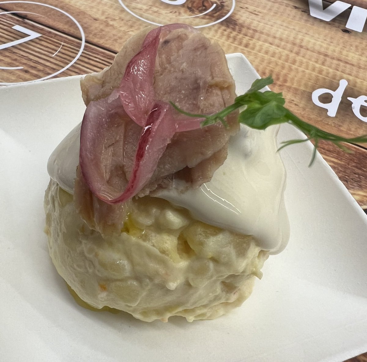 Esta es la mejor ensaladilla de España, la prepara María del Carmen Bedia en La viña del Henao Casa de Comidas de Bilbao.
Ha ganado el VI Campeonato de España celebrado en #ssg25Aniversario
#SSG gastroactitud.com/pista/campeona… vía @GASTROactitud