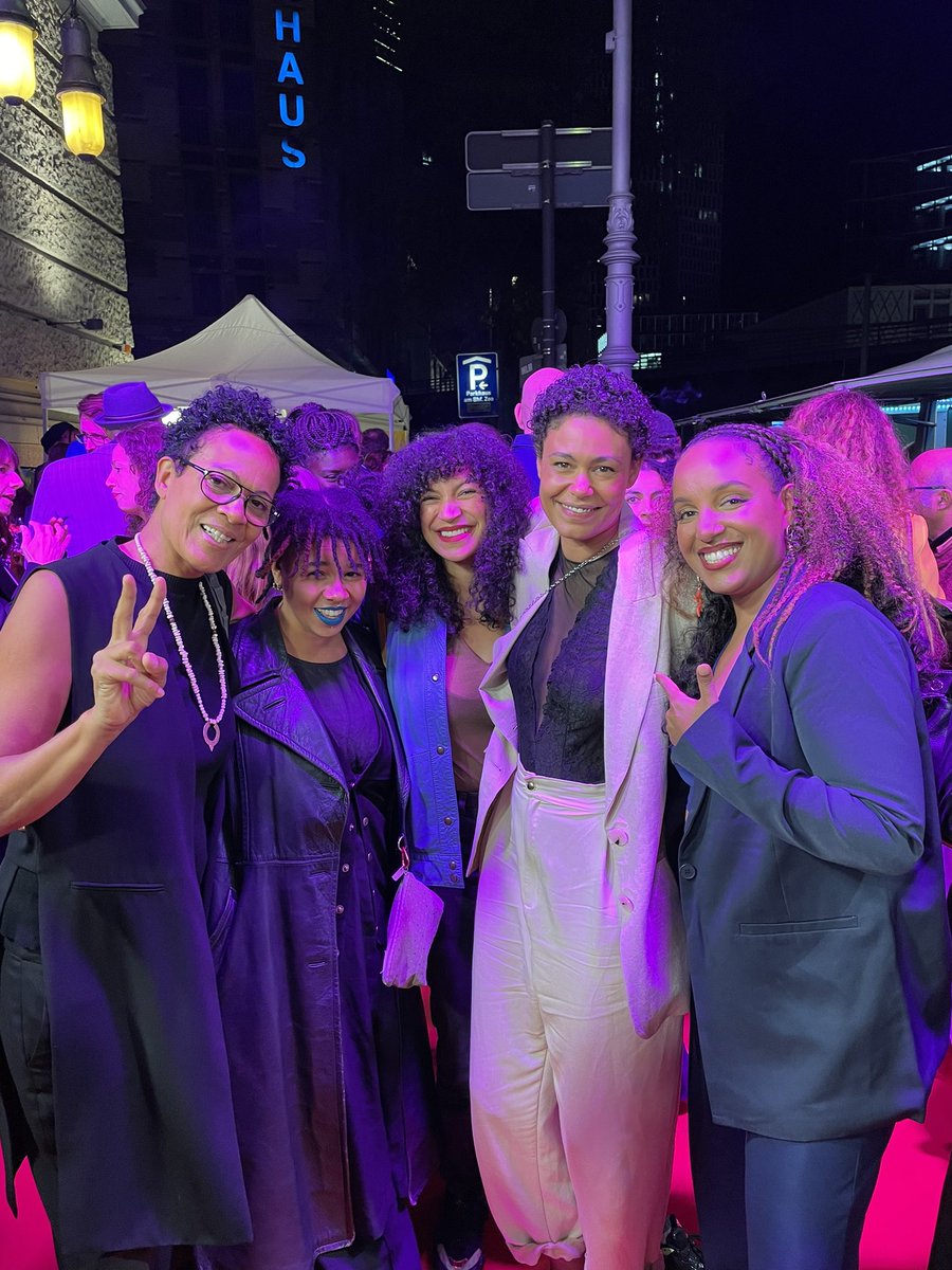 MoAsumang's tweet photo. Beim #FirstStepsAward mit meinen #Sisters. #Community stärken, #Film feiern, #Dialog gegen #KRIEG und #AFD https://t.co/cBcBkgOzqI