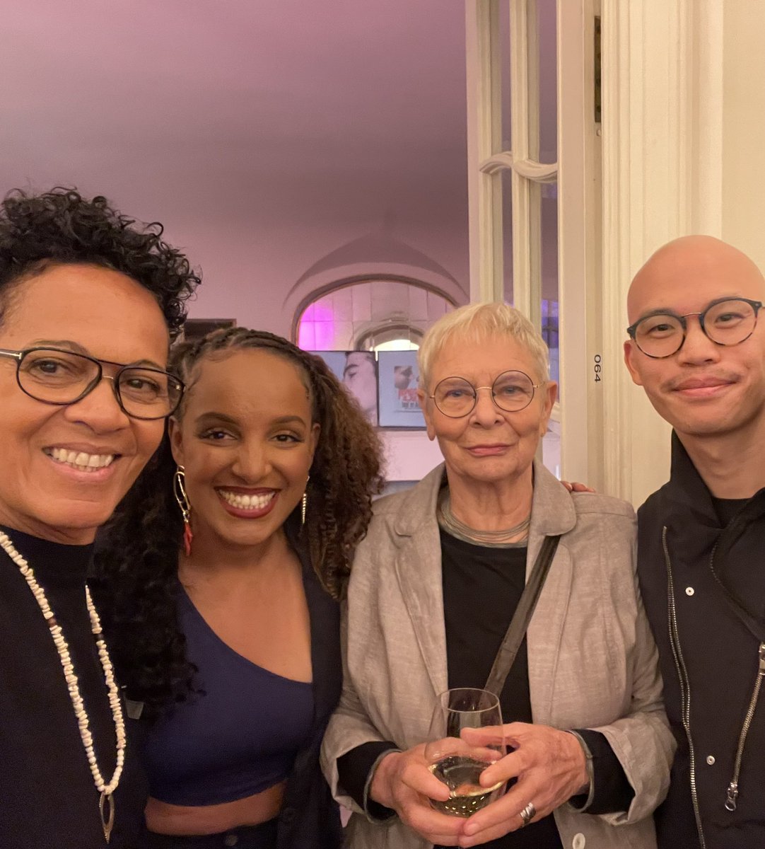 MoAsumang's tweet photo. Beim #FirstStepsAward mit meinen #Sisters. #Community stärken, #Film feiern, #Dialog gegen #KRIEG und #AFD https://t.co/cBcBkgOzqI