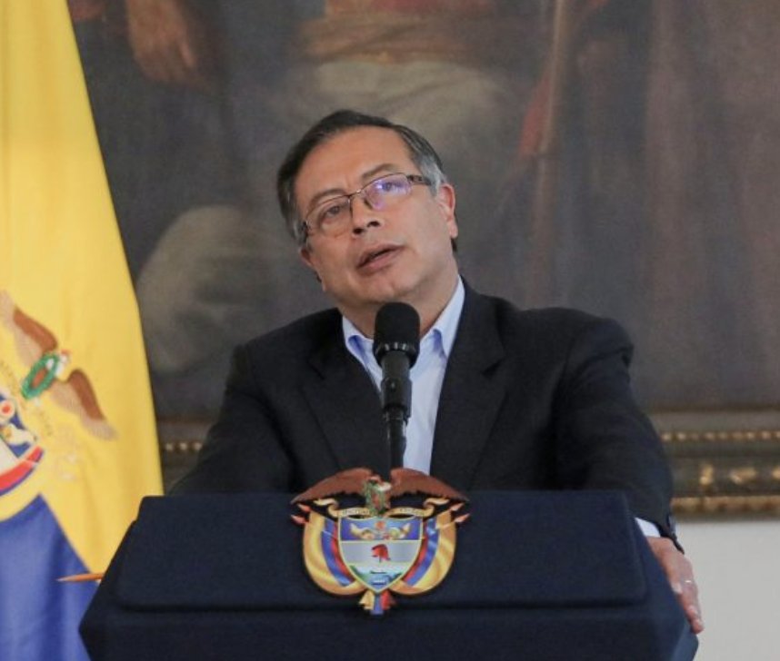 EmmaRincon's tweet photo. Petro:

1. Se ha puesto del lado de Putin y no ha condenado la invasión criminal a Ucrania

2. Se ha puesto del lado de Hamás y no condena el terrorismo en Israel

3. Se ha puesto del lado de Maduro que destroza y oprime a los venezolanos

4. Se ha puesto del lado de las FARC y el ELN que destrozan a los colombianos

¿En serio alguien cree que esto sujeto es un "humanista"? Entiendo que le hayan votado por X o Y razón, pero para seguir apoyándole hay que ser bien imbécil.
