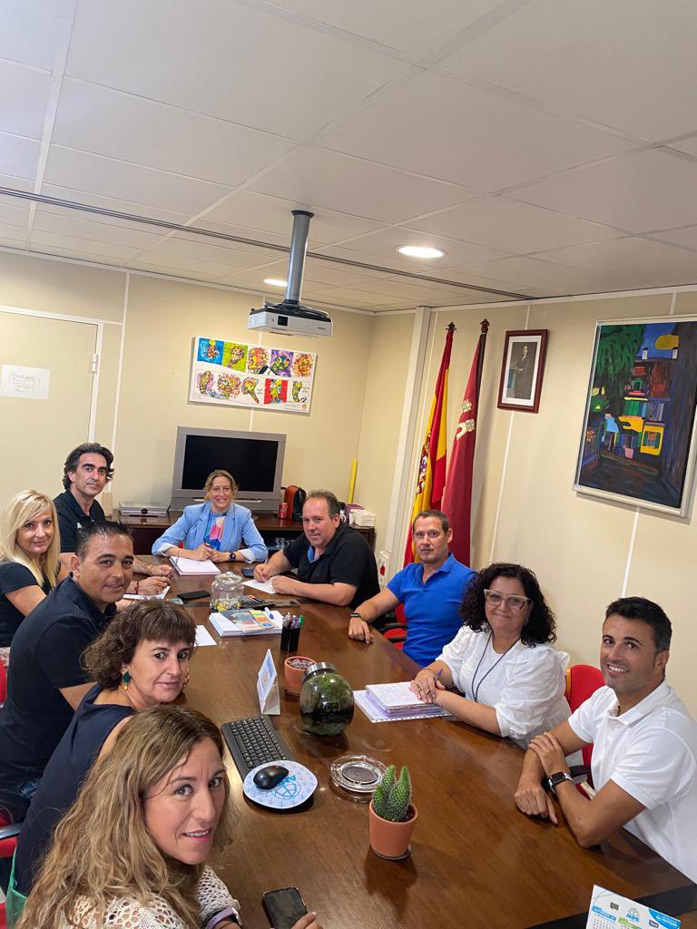 direcmur's tweet photo. Reunión de @mcbalsas, Directora General de Recursos Humanos, Planificación Educativa e Innovación, con la junta directiva de Innovaedum-Direcmur para coordinar determinadas acciones educativas y formativas del presente curso escolar https://t.co/MZjpvlRDg8