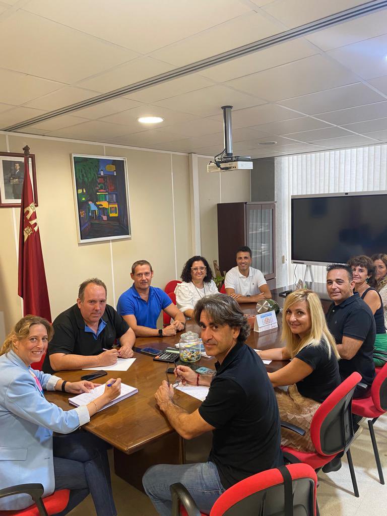 direcmur's tweet photo. Reunión de @mcbalsas, Directora General de Recursos Humanos, Planificación Educativa e Innovación, con la junta directiva de Innovaedum-Direcmur para coordinar determinadas acciones educativas y formativas del presente curso escolar https://t.co/MZjpvlRDg8