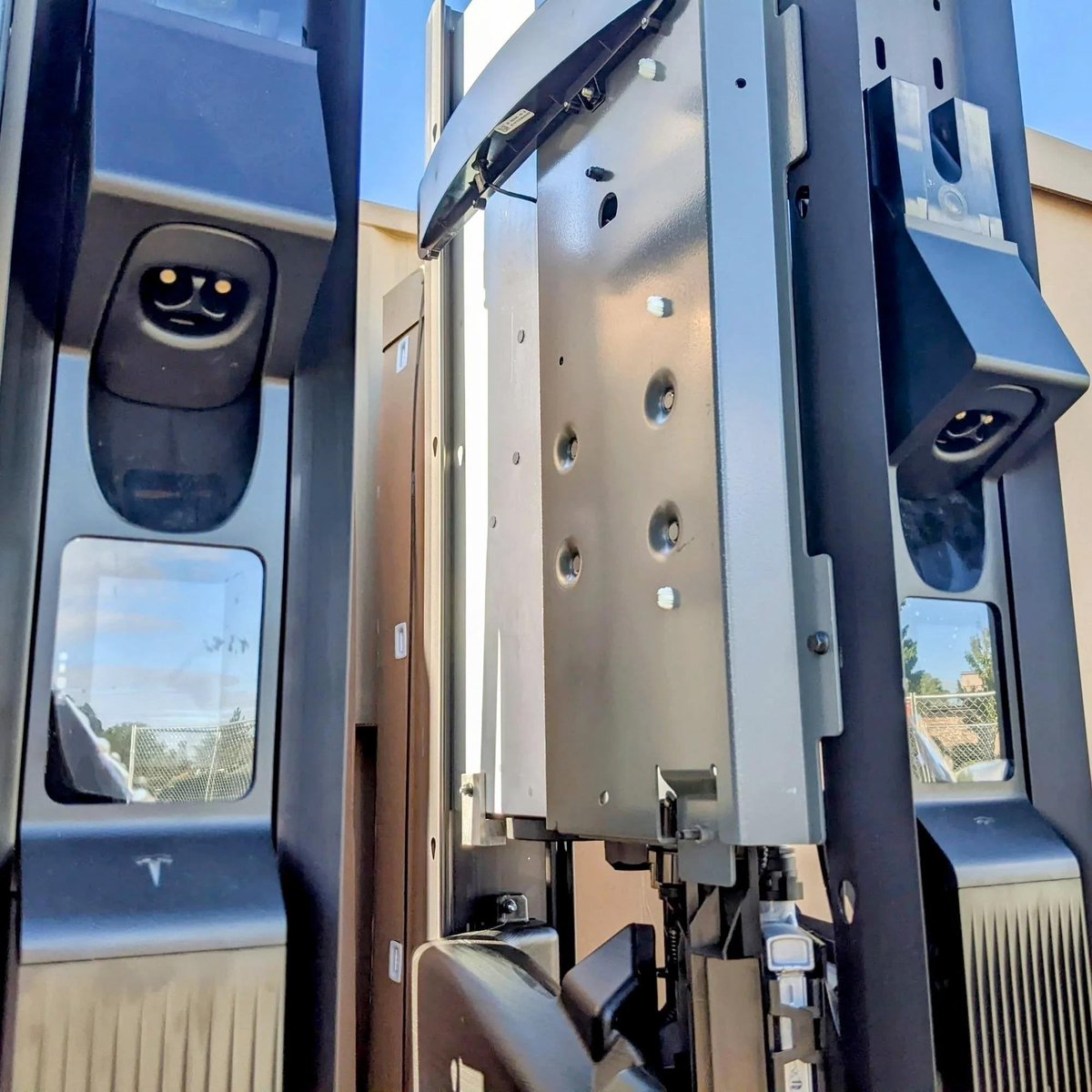 MineCooky's tweet image. Selbst @Tesla ist von #NACS noch nicht so recht überzeugt. Verbaut in den V4 Supercharger in den USA lieber mal noch adapter auf #CCS. 🤭

📸: Reddit u/RealPokePOP