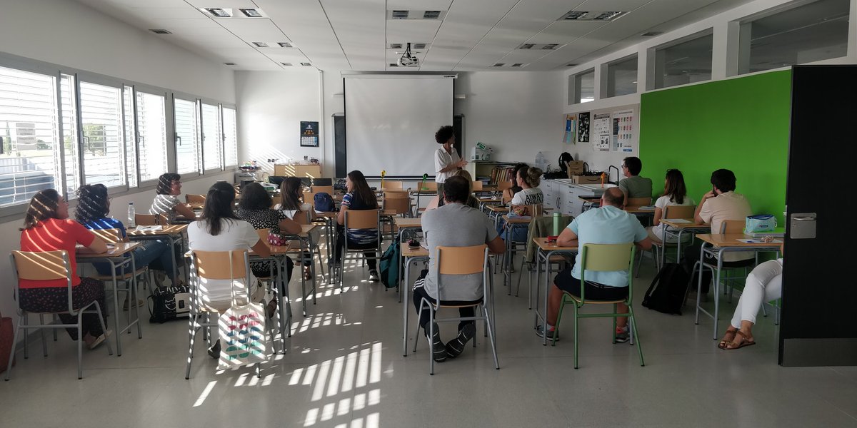 proftecnvall's tweet photo. Dentro de nuestro Plan de formación   @BoecilloCeo @cfievalladolid sobre Herramientas TIC #CompDigEdu_JCyl   Trabajamos de la mano de @susanarctrancho la radio como recurso educativo.  Salimos todos muy motivados. Enhorabuena y Gracias Susana. https://t.co/uGcjkTjfjo