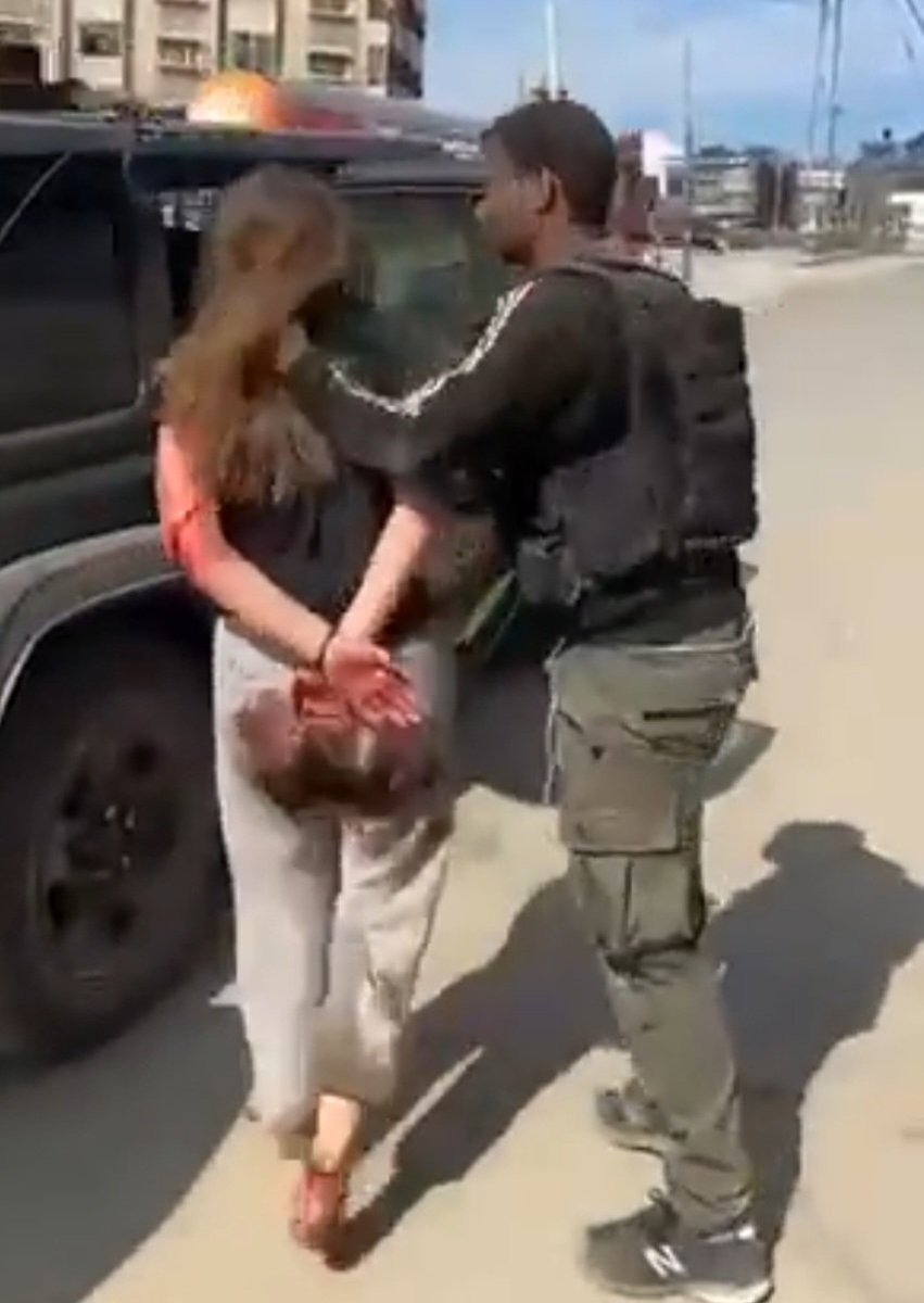ACOM_es's tweet photo. Esta adolescente israelí sufrió el Taharrush, la práctica radical denominada así en el mundo árabe, consistente en el acoso colectivo contra la mujer: violaciones anales, en grupo,...
Debe ser una forma muy sofisticada de "resistencia" de los del Palestina libre, ¿verdad, @sumar?