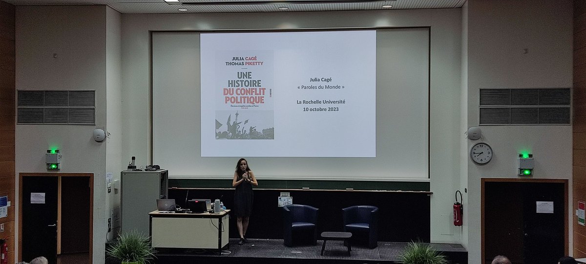 SebTissanie's tweet photo. Ce soir, à l'@UnivLaRochelle, @CageJulia présente "Une histoire du conflit politique" écrit avec @PikettyLeMonde 
Échanges avec un public conquis mais inquiet de l'évolution politique du pays.
Il en reste une belle matière à réfléchir à nos futures politiques publiques de gauche https://t.co/ehiAMhI5EX