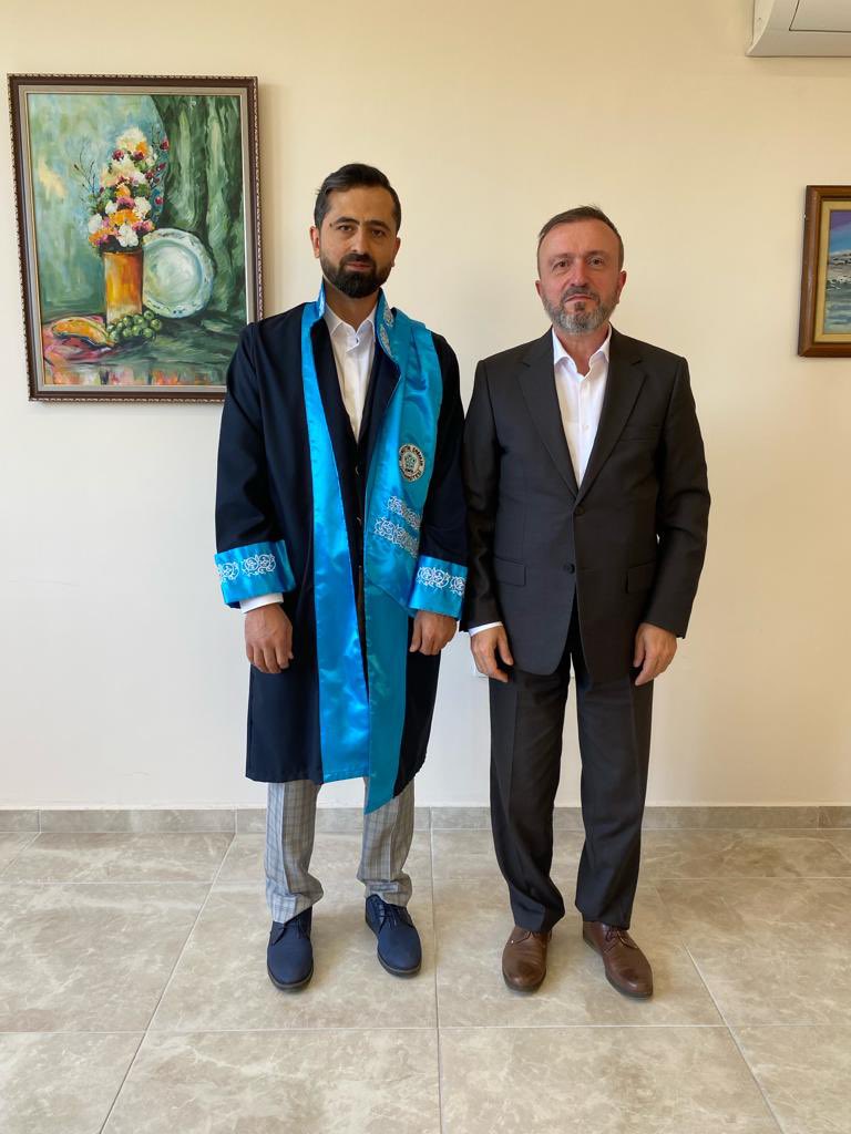 kmltaskn28's tweet photo. 40 yaşı olgunluk çağıdır. Bu yaşa gelince insan daha salim, daha sağlıklı, daha geniş düşünür. 40 yaşı Peygamber Efendimiz’in (s.a.v.) peygamber olduğu yaştır. 
40 yaşında bana Dr. Unvanı almayı nasip eden Allah’a hamdolsun. Bu süreçte emeği geçen hocalarımdan Allah razı olsun.. https://t.co/0DOKqjQPvA