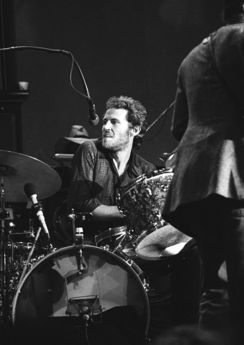 Did you ever see The Band perform live? What was your experience like? 👈

Levon, The Last Waltz, 1976.

Photo by Bo Shannon.

#theband #levonhelm #levon #thelastwaltz