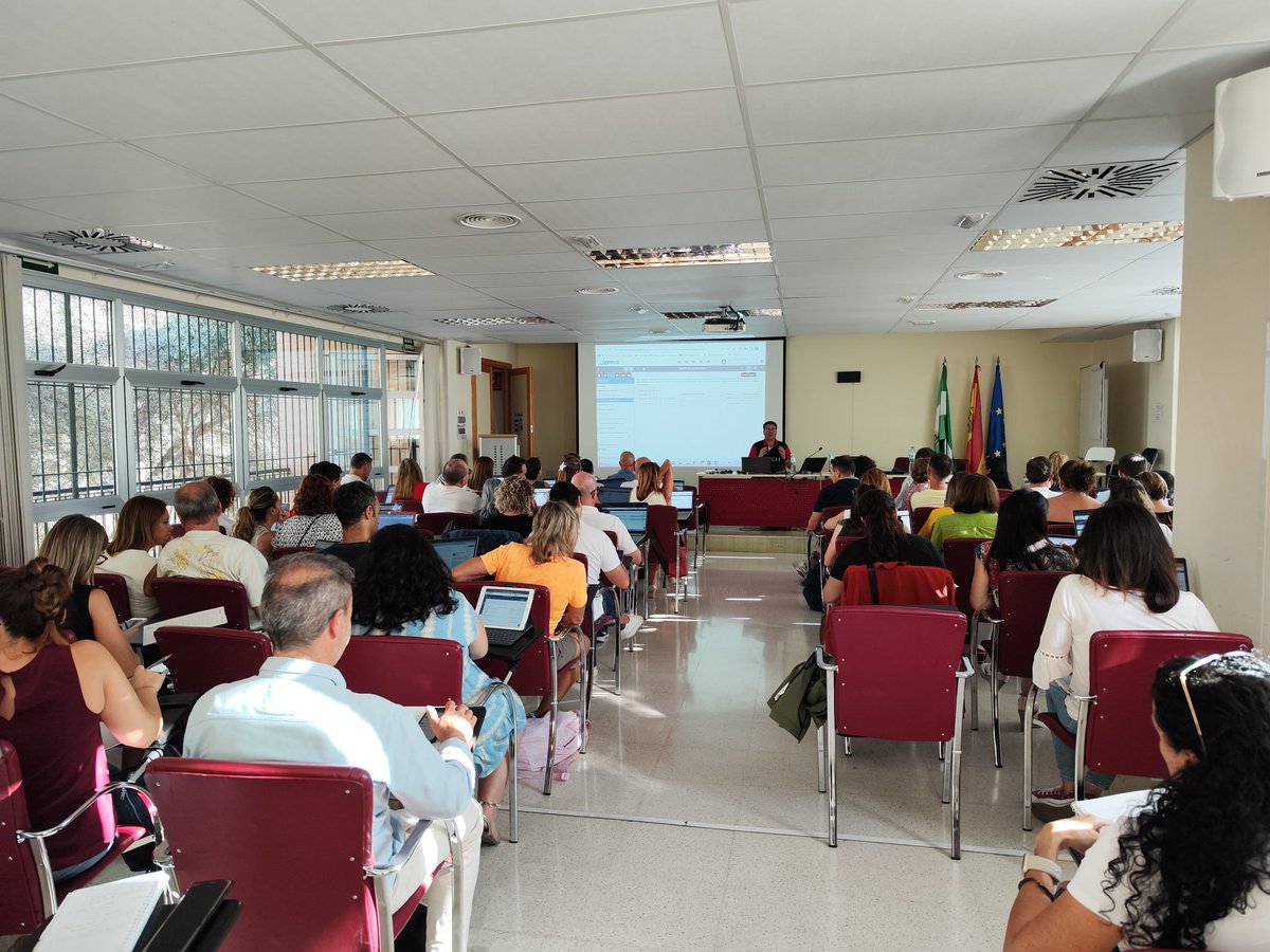 olicasares's tweet image. Formación en el CEP de Marbella-Coin. Casi un centenar de equipos directivos formándose en herramientas digitales para la evaluación. Profundizando en utilidades y funcionalidades de Séneca.
@cepmarbellacoin @pacosilve