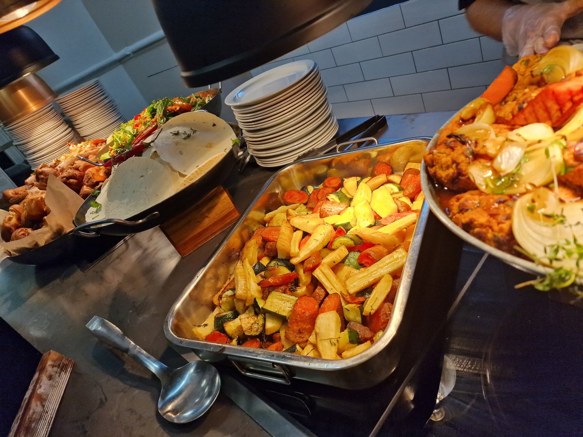 chefbenji64's tweet image. Beautiful lunch from the @SESSixthForm team @SpedeNews @Josephmbryan @ChefSi71 @JPHolroyd @OliCullers @pammybabe68 @DanielCollier84 @HolroydHowe
