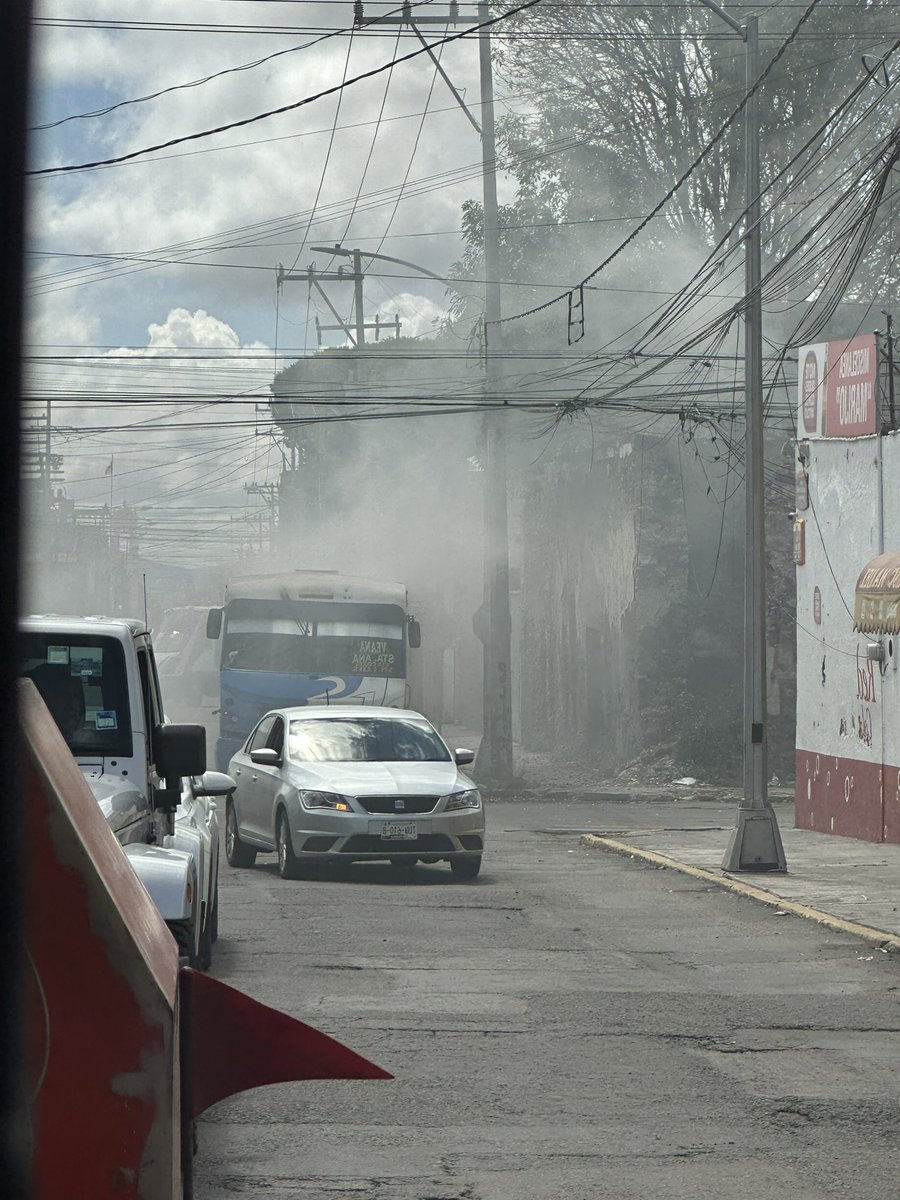 R010504's tweet photo. 8 poniente y 17 norte 
Se empieza a quemar terreno , huele mucho a plástico 
@SSC_Pue @laredcincoradio @TraficoPuebla @TribunaVigila @PCPueblaCapital @JCarlos_Valerio https://t.co/y3xx2FCjlM
