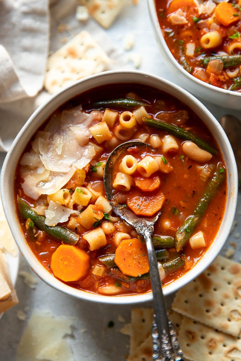 This one pot minestrone soup is a classic Italian vegetable soup filled with cannellini beans, pasta, vegetables, broth and tomatoes. I have a secret ingredient in this recipe that will make it your favorite.

RECIPE: moderncrumb.com/minestrone-sou…