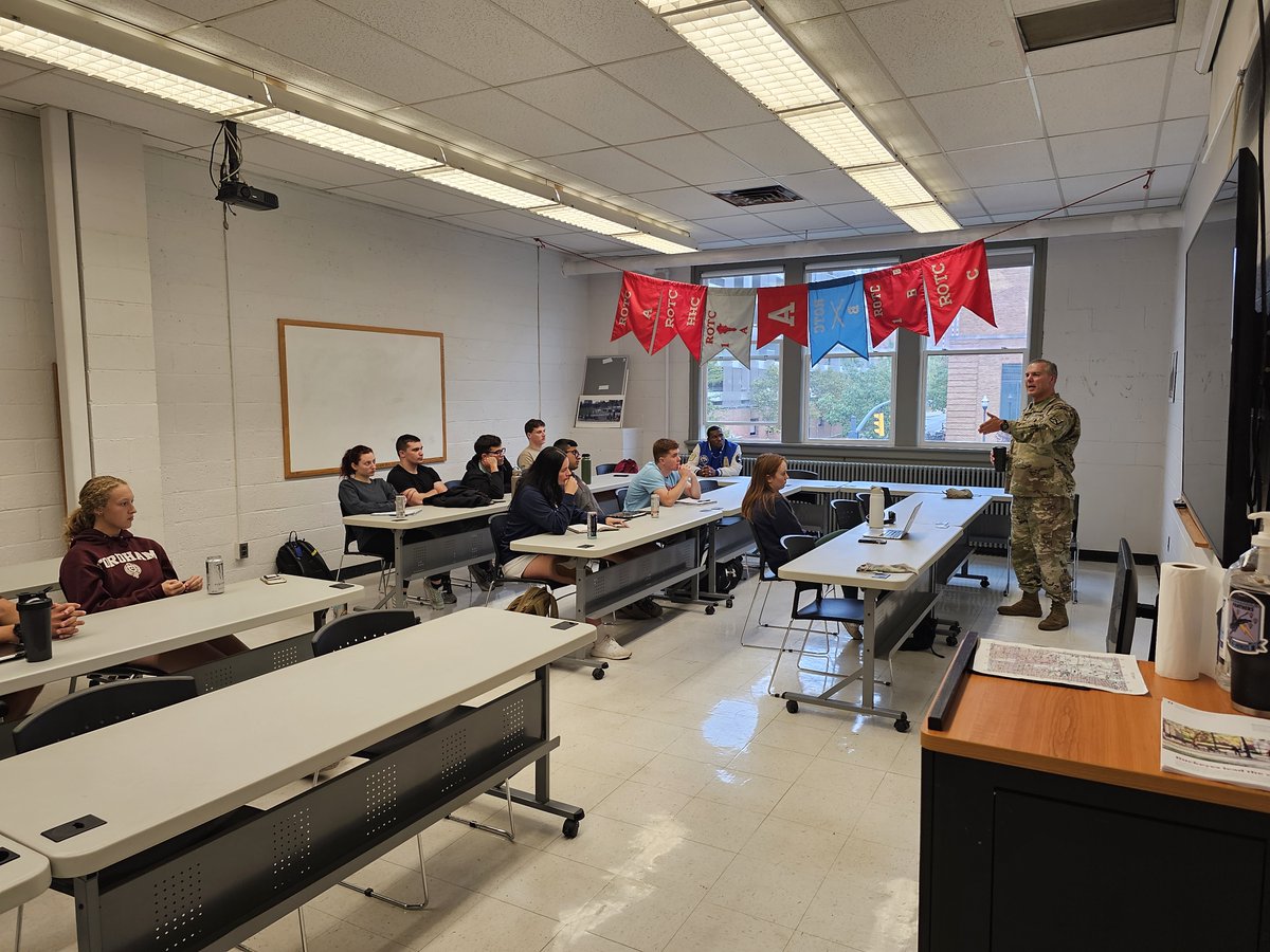 usacac's tweet image. COL Upton, CAC Chief of Staff, and OSU Alumni met with Senior Cadets @OhioState Army ROTC who are preparing to commission in 2024. Next week @FortLeavenworth will host @KUROTC for an exercise and BG Foley will meet with the Cadets. #ArmyROTC #ArmyLeadership #OSUROTC #KUROTC