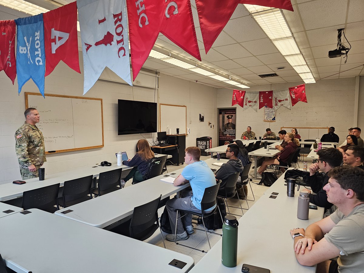 usacac's tweet image. COL Upton, CAC Chief of Staff, and OSU Alumni met with Senior Cadets @OhioState Army ROTC who are preparing to commission in 2024. Next week @FortLeavenworth will host @KUROTC for an exercise and BG Foley will meet with the Cadets. #ArmyROTC #ArmyLeadership #OSUROTC #KUROTC