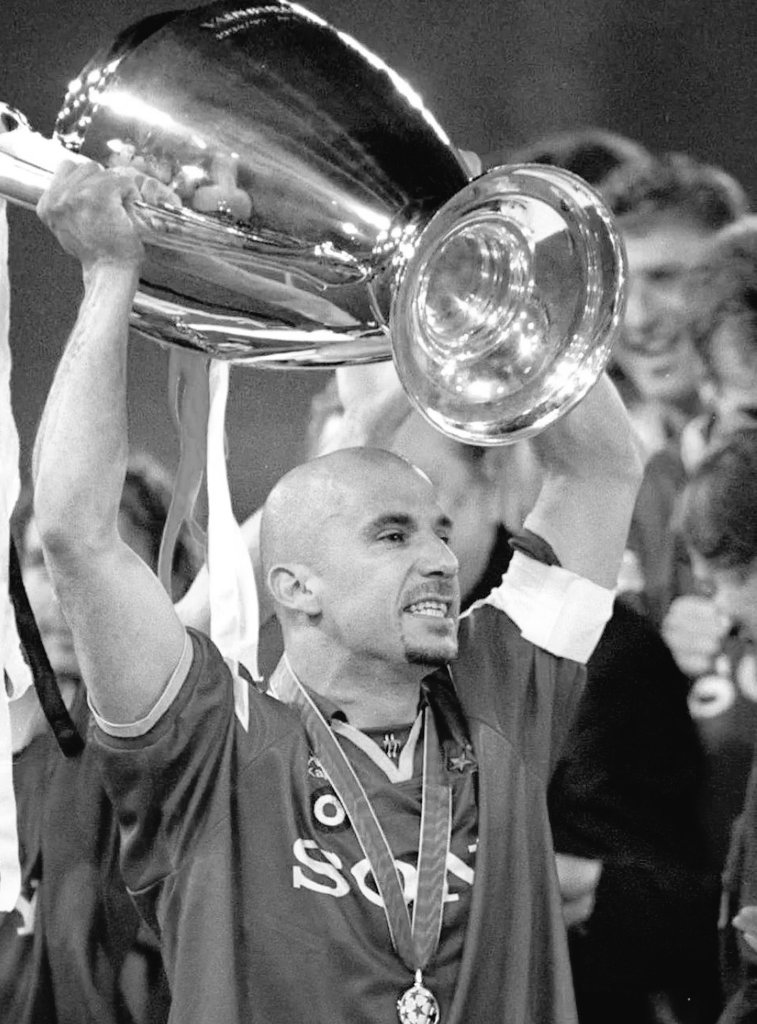 dariopelle3's tweet photo. Al minuto 9, tutti in piedi al #PalaAlpiTour in memoria di Gianluca #Vialli.

Ciao Luca. #Juventus https://t.co/wsrnSWkvtF