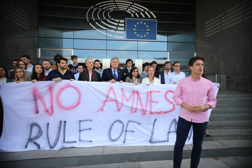 Cuando no has hecho una pancarta en tu puñetera vida, lo intentas y te sale esto 🤭