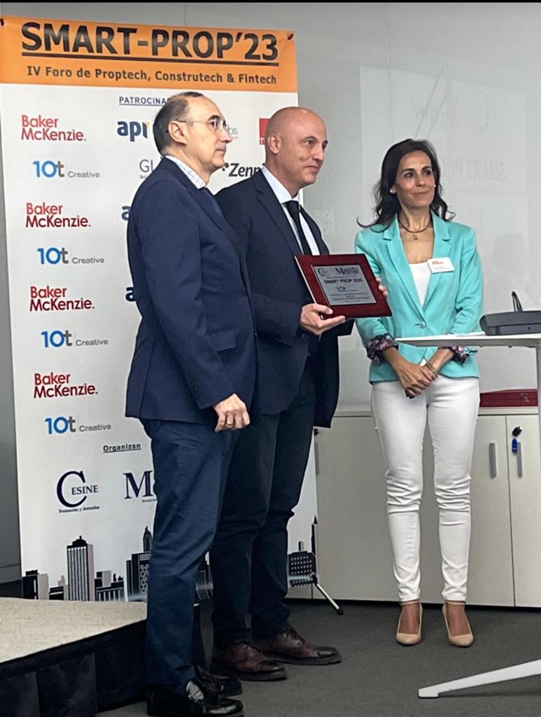 10t_proyectos's tweet photo. 10tProjectManagement ha participado hoy en #SMART_PROP_2023, organizado por @CesineEditorial, un acto con expertos del sector inmobiliario en el que @10t_proyectos ha sido premiado con el galardón a su trayectoria y los avances tecnológicos realizados como #10tCreative ¡Gracias! https://t.co/PUeUs0GVGk