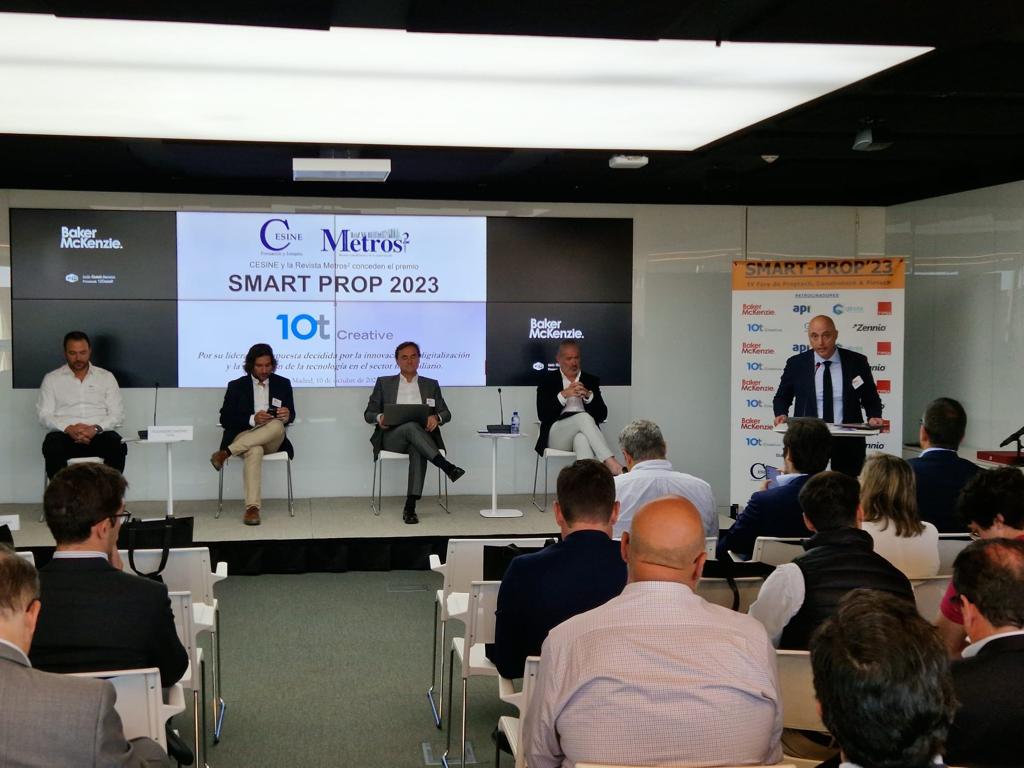 10t_proyectos's tweet photo. 10tProjectManagement ha participado hoy en #SMART_PROP_2023, organizado por @CesineEditorial, un acto con expertos del sector inmobiliario en el que @10t_proyectos ha sido premiado con el galardón a su trayectoria y los avances tecnológicos realizados como #10tCreative ¡Gracias! https://t.co/PUeUs0GVGk