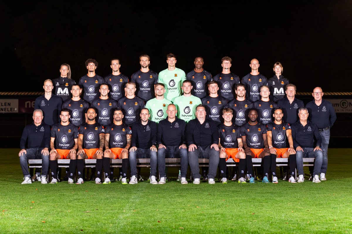 📸 Eindelijk de jaarlijkse teamfoto. Zie het eerste elftal shinen in het nieuwe tenue van <a href="/robeysportswear/">Robey Sportswear</a>, waar ze voor het eerst in zullen spelen zaterdag! 🤩