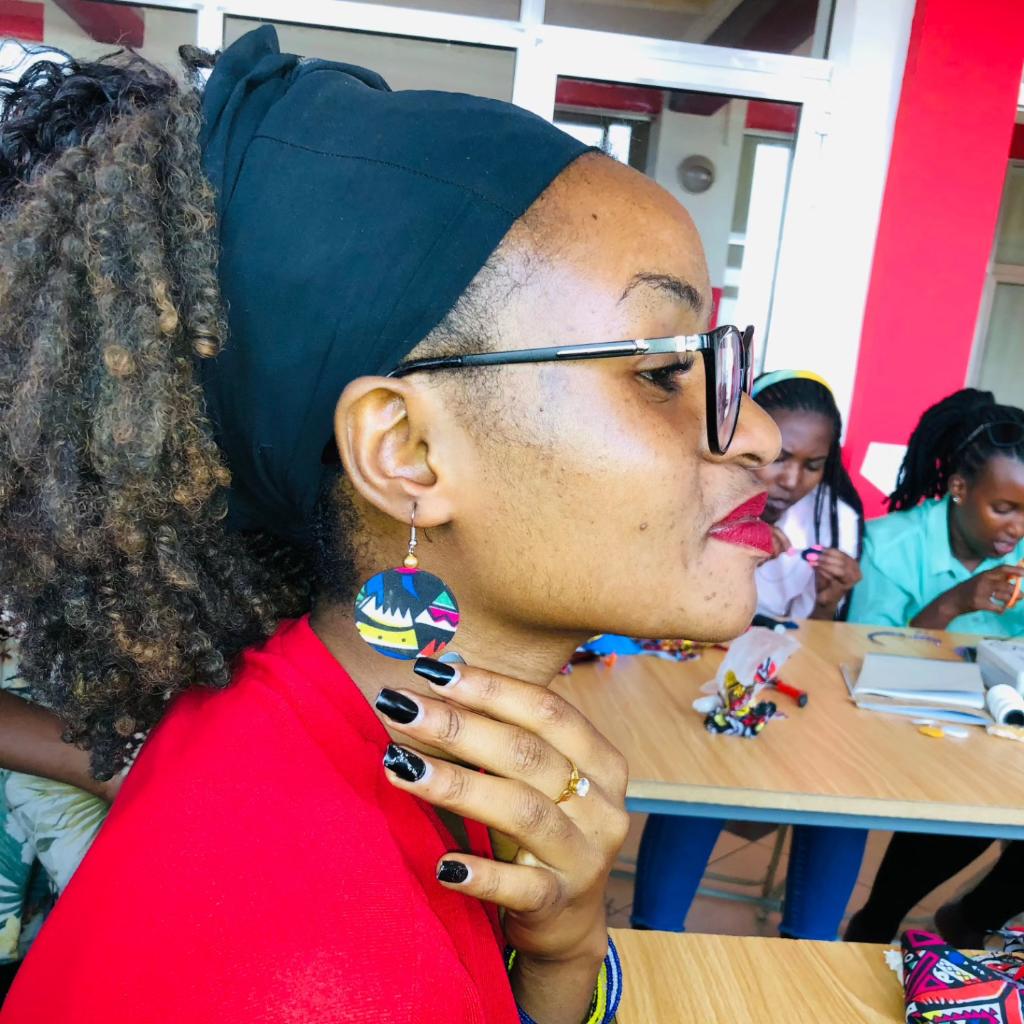 Innovationplus7's tweet photo. Au de là de nos belles visages ✨
Il y'a des accesoires de beautés cute💫
Ce qui fait de nous des femmes magnifiques😍
Nous donne la beauté 🥰

Ce n'est pas chers comparé à leur beauté 

Innovation Plus Plus vous offre des boucles d'oreilles recyclés à votre goût. https://t.co/gDZpbhShkZ