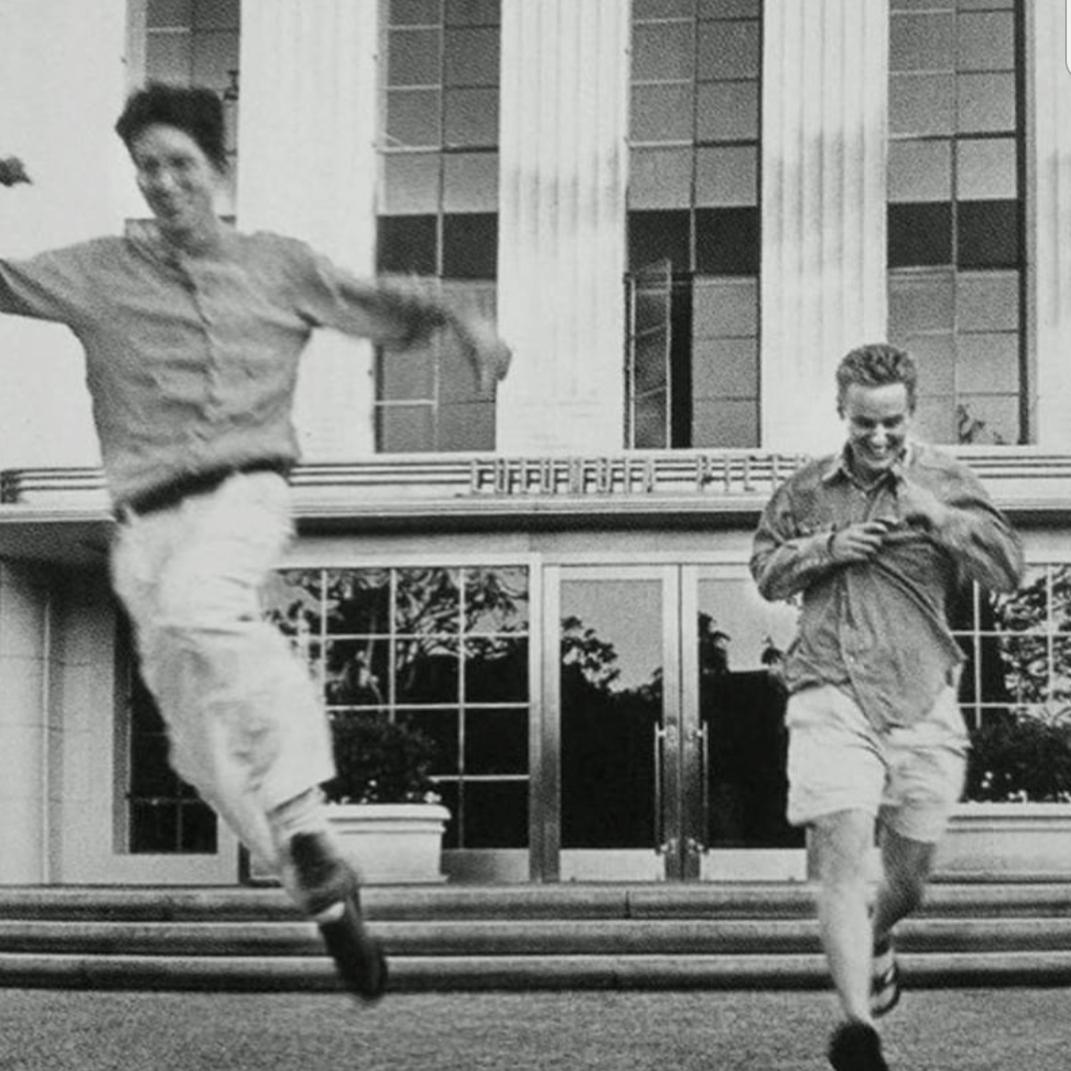 TheCinesthetic's tweet photo. Wes Anderson and Owen Wilson exit James L. Brooks's office, after signing a deal to make their first feature BOTTLE ROCKET, 1994. https://t.co/DfIhmKYwqg
